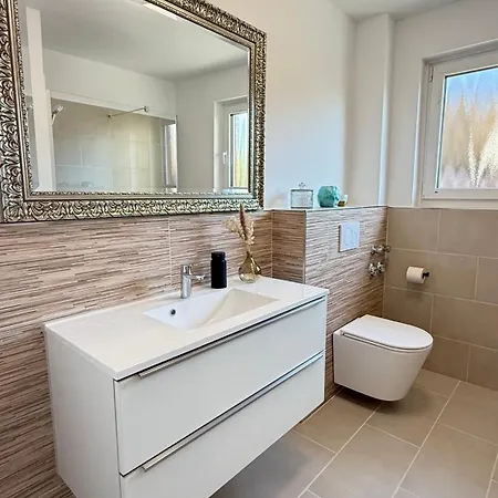 Apartment Grosszuegig, Modern, Mit Garten Sanierte 4-zimmer-wohnung Mit Terrasse