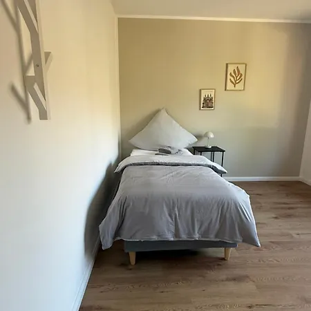 Grosszuegig, Modern, Mit Garten Sanierte 4-zimmer-wohnung Mit Terrasse Apartment