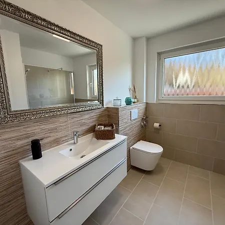 Apartment Grosszuegig, Modern, Mit Garten Sanierte 4-zimmer-wohnung Mit Terrasse